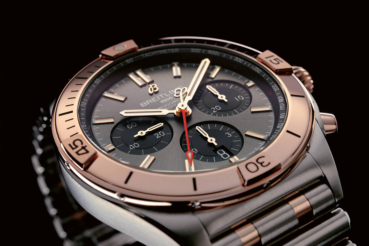 百年靈雙色 Chronomat B01 42 搭配無煙煤色表盤和黑色小表盤，以 18k 紅金表圈、表冠和按鈕為亮點_UB0134101B1U1