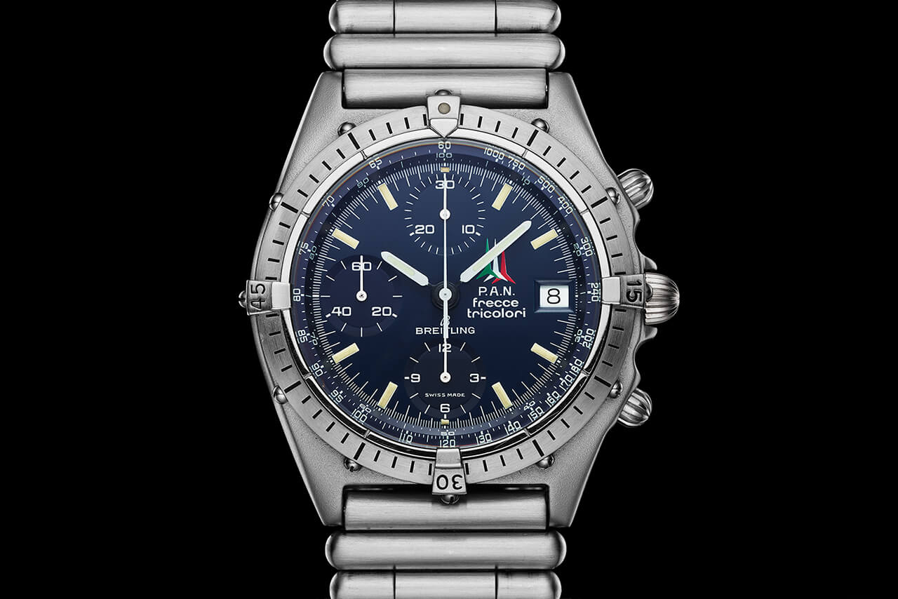 百年靈 Chronomat B01 42 Frecce Tricolori 限量版，藍色表盤和同色計時盤