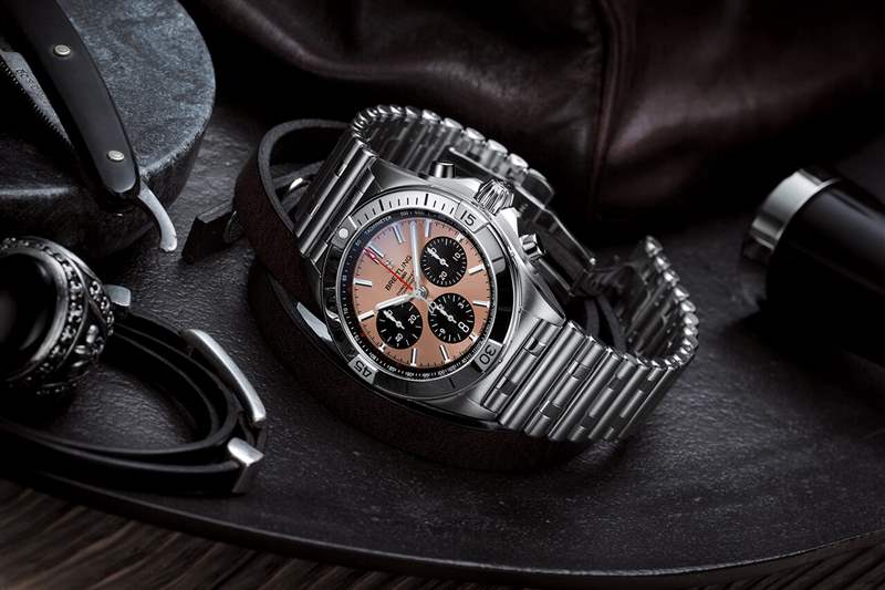 百年靈 Chronomat B01 42，帶有銅色表盤和黑色對比色計時盤
