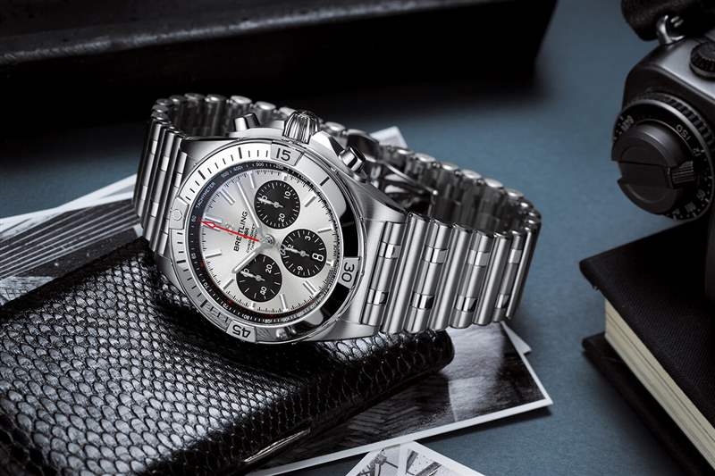 百年靈 Chronomat B01 42，銀色表盤和黑色對比色計時盤