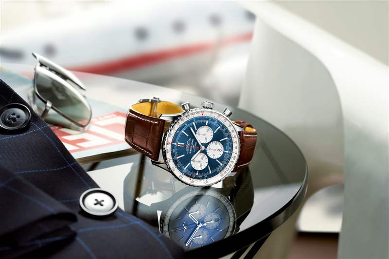 NAVITIMER B01 CHRONOGRAPH 43 航空計(jì)時(shí)腕表國(guó)泰限量版(圖片來(lái)源:Breitling) Breitling航空經(jīng)典N(xiāo)avitimer70周年聯(lián)乘國(guó)泰GMT腕表限量200枚-復(fù)刻表