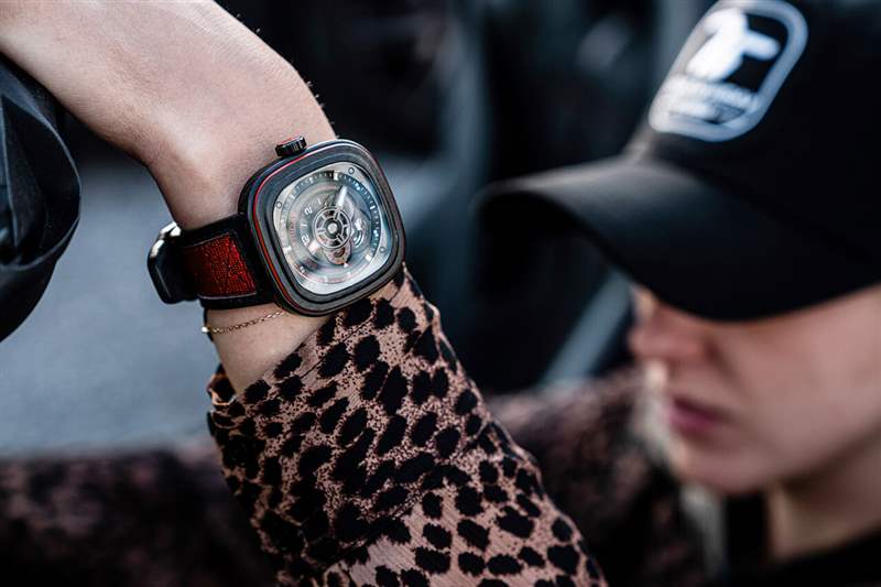 七個(gè)星期五SevenFriday P3C/04碳紅色引擎設(shè)計(jì)-復(fù)刻表
