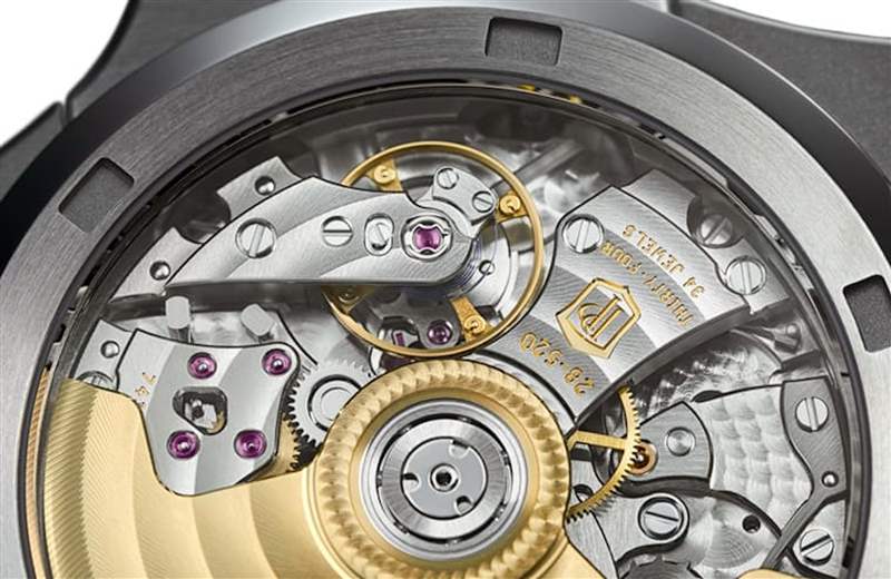 PATEK PHILIPPE Nautilus 5990/1A-011 參考價：HK$ 492,300（PATEK PHILIPPE官網(wǎng)）
