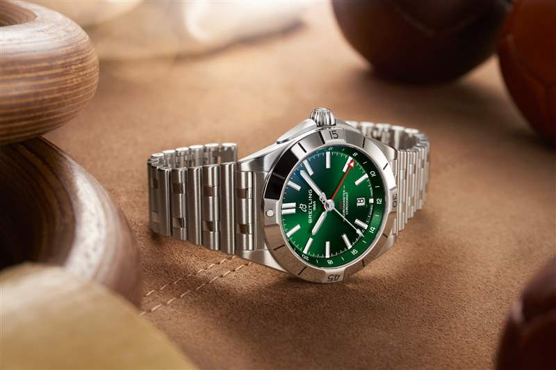 CHRONOMAT AUTOMATIC GMT 40機(jī)械計(jì)時(shí)自動(dòng)腕錶GMT 40(圖片來(lái)源:Breitling) Breitling航空經(jīng)典N(xiāo)avitimer70周年聯(lián)乘國(guó)泰GMT腕表限量200枚-復(fù)刻表