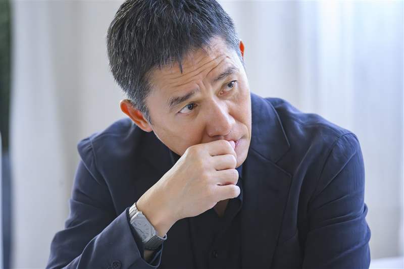 梁朝偉接受訪問時，戴上一枚BVLGARI Octo Finissimo Automatic腕錶（圖片來源：BVLGARI）